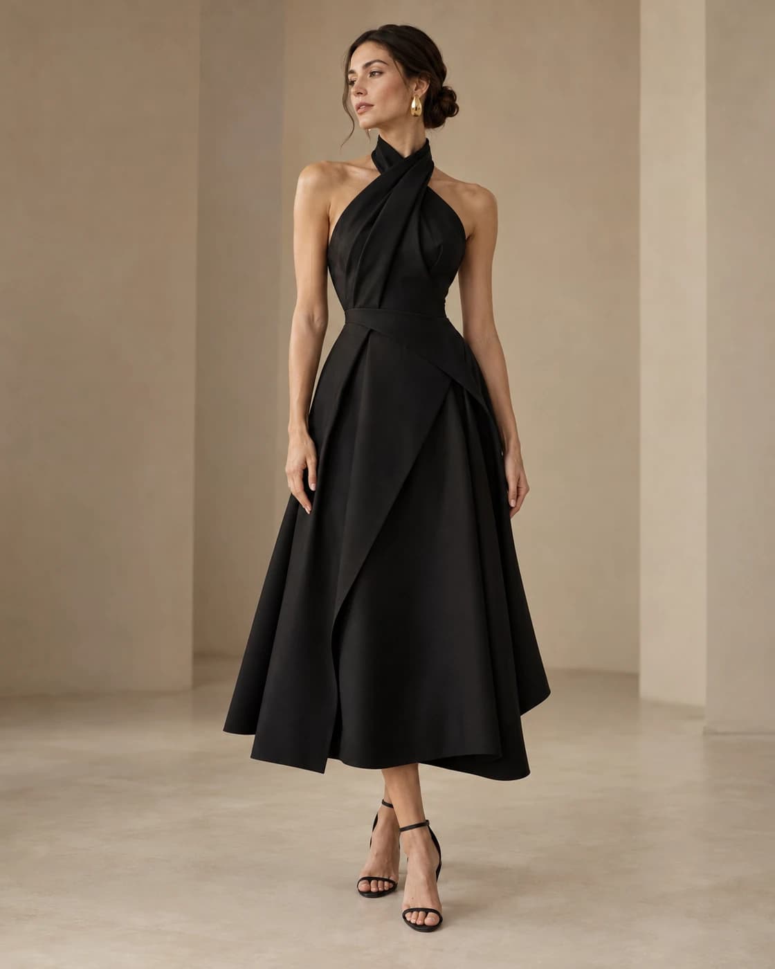 Vestido negro escultórico · vista frontal